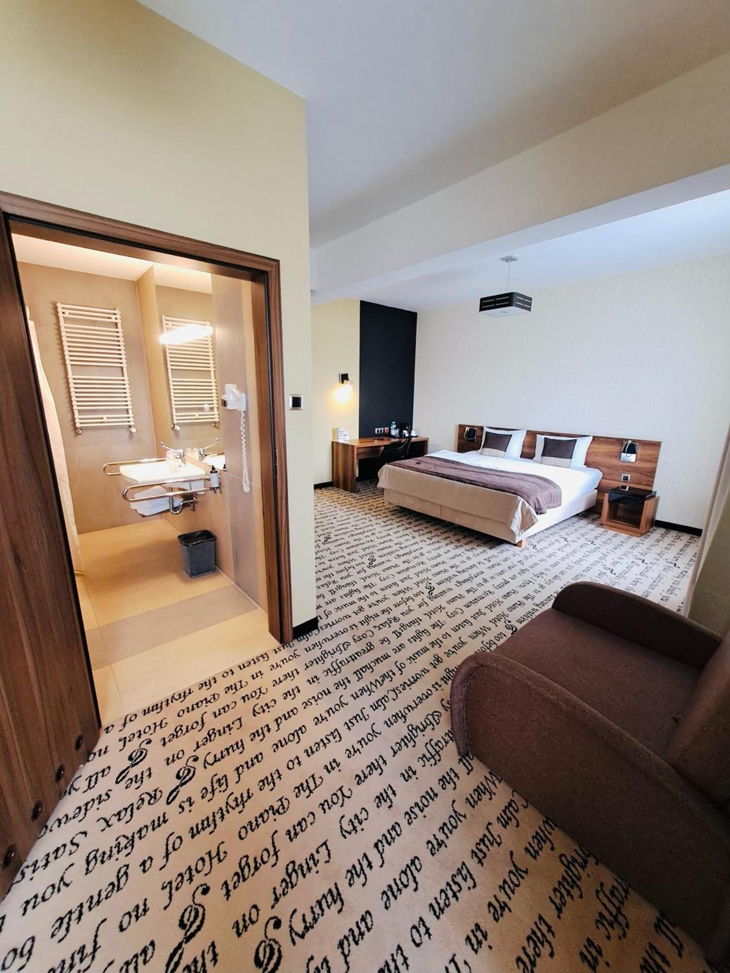 Hotel Piano Lublin Bagian luar foto