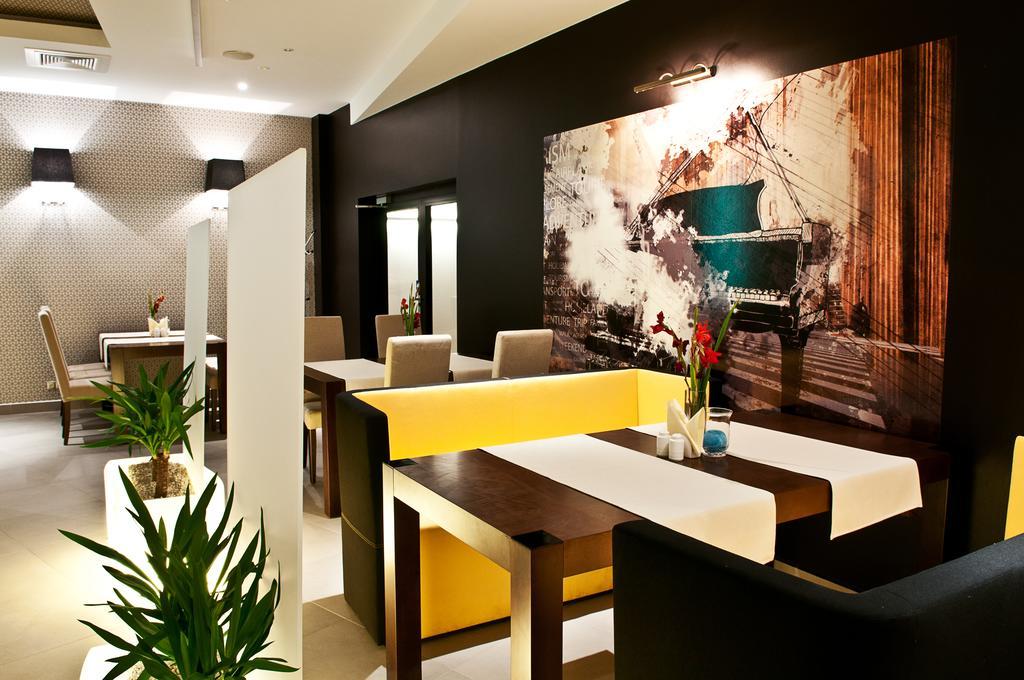 Hotel Piano Lublin Bagian luar foto