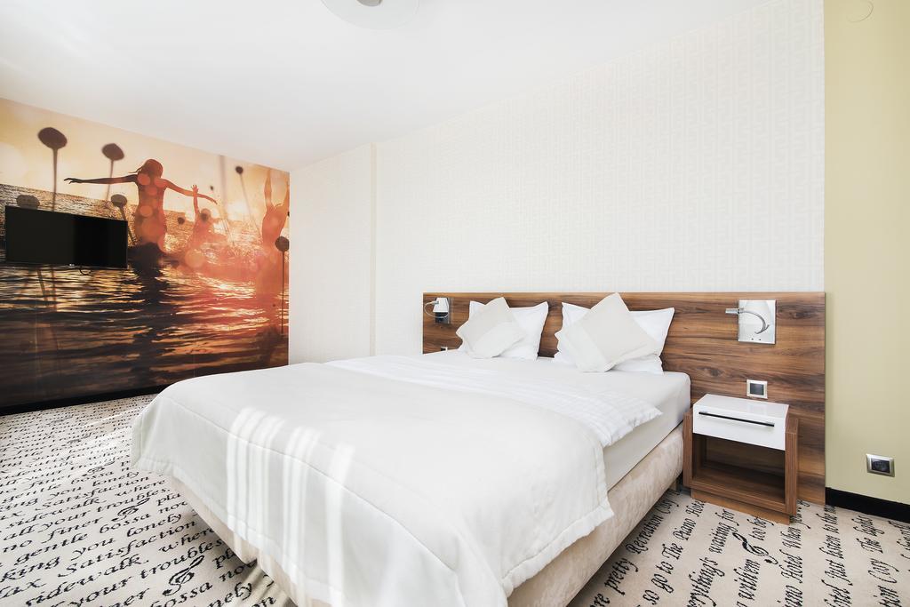 Hotel Piano Lublin Bagian luar foto