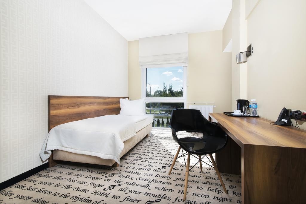 Hotel Piano Lublin Bagian luar foto