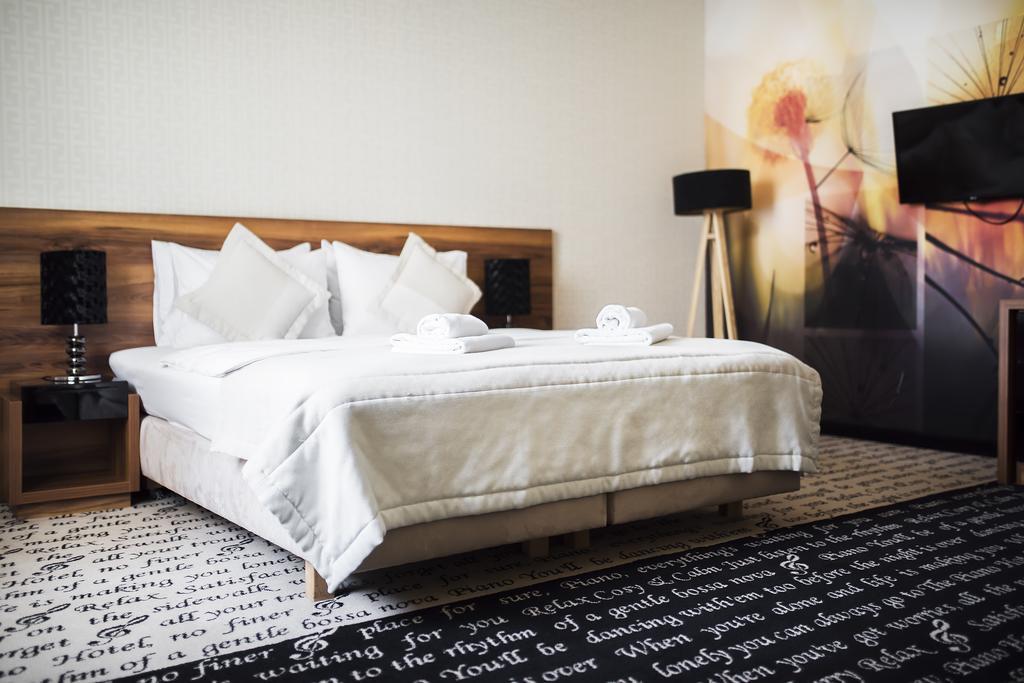 Hotel Piano Lublin Bagian luar foto