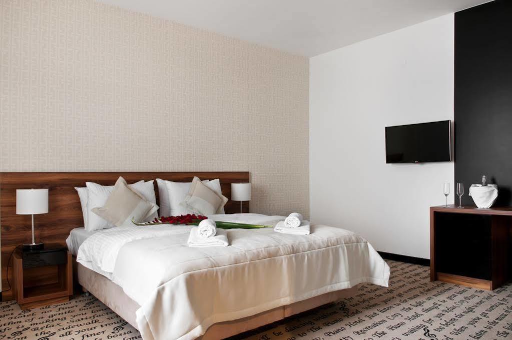 Hotel Piano Lublin Bagian luar foto